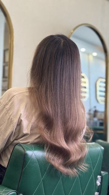 آمبره از قهوه‌ای اسپرسو در ریشه به قهوه‌ای رزگلدی روی موی بلند و موج‌دار
