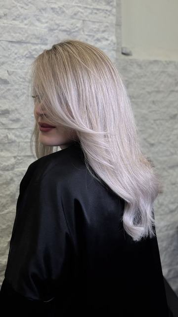 بلوند پلاتینی پرلی با لایه‌های بلند و فرینگ کناری